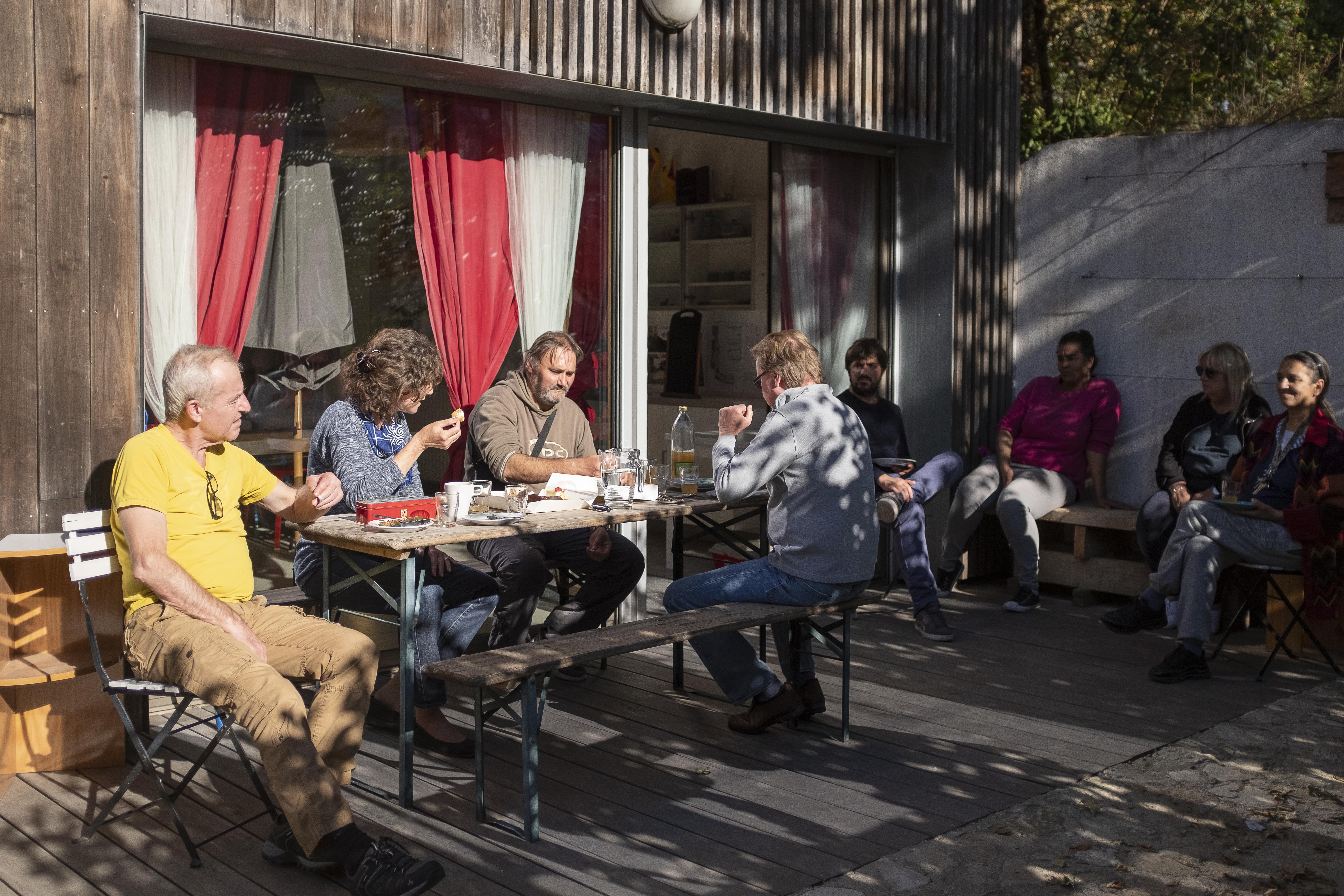 Des locataires de logements sociaux de l'Unafo en train de manger