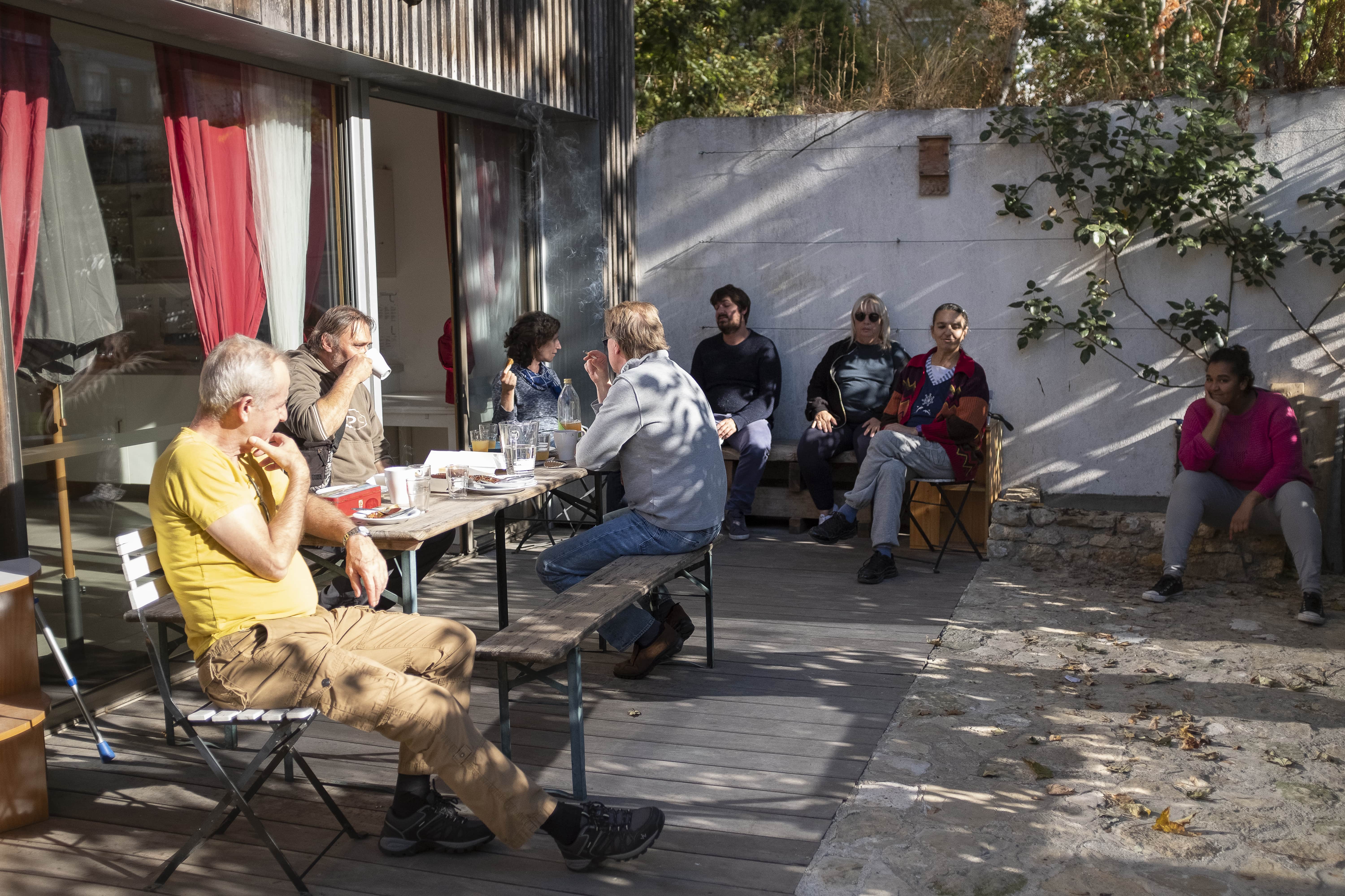 Des locataires de logements sociaux de l'Unafo en train de manger