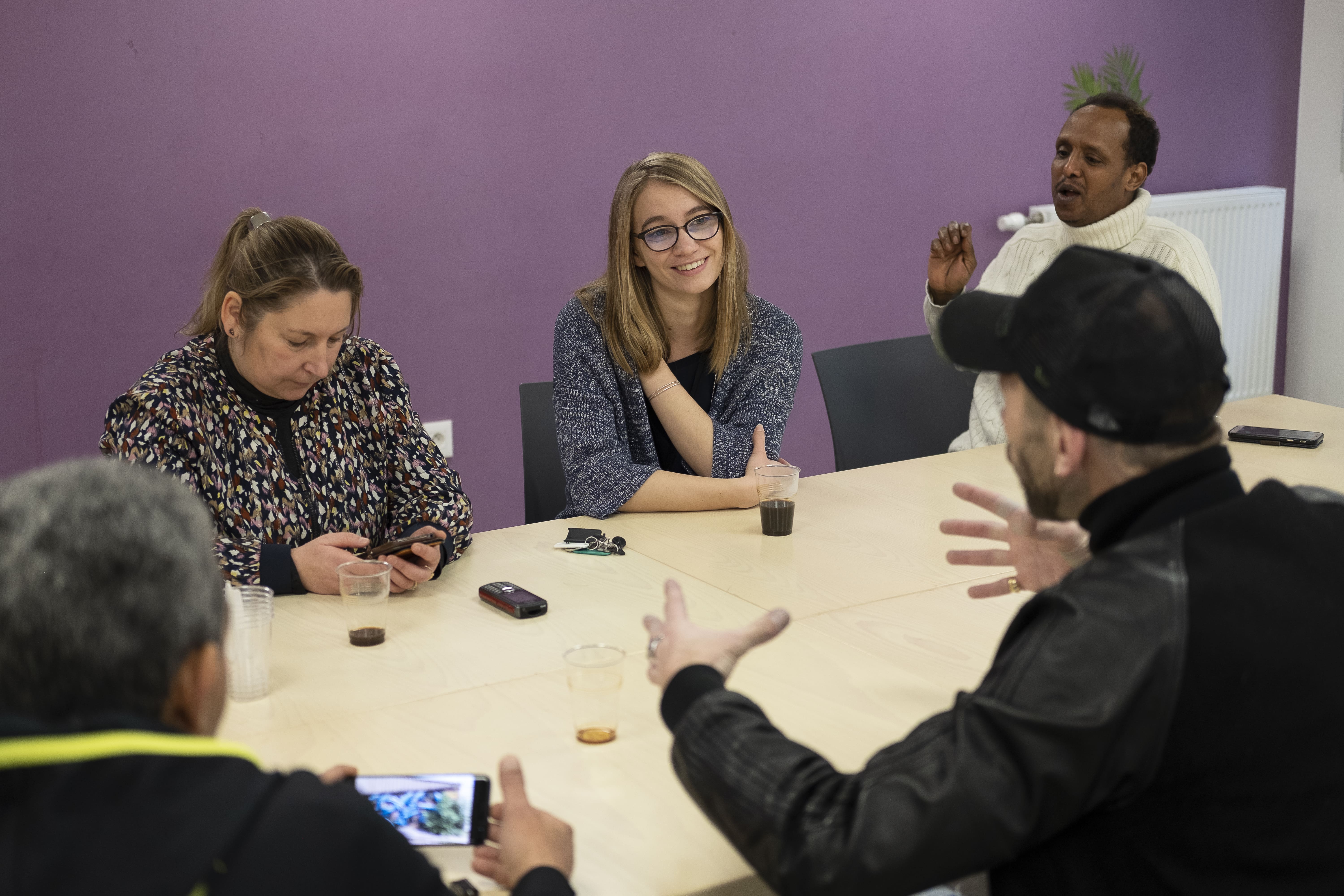 Discussion avec des locataires d'habitations accompagnées