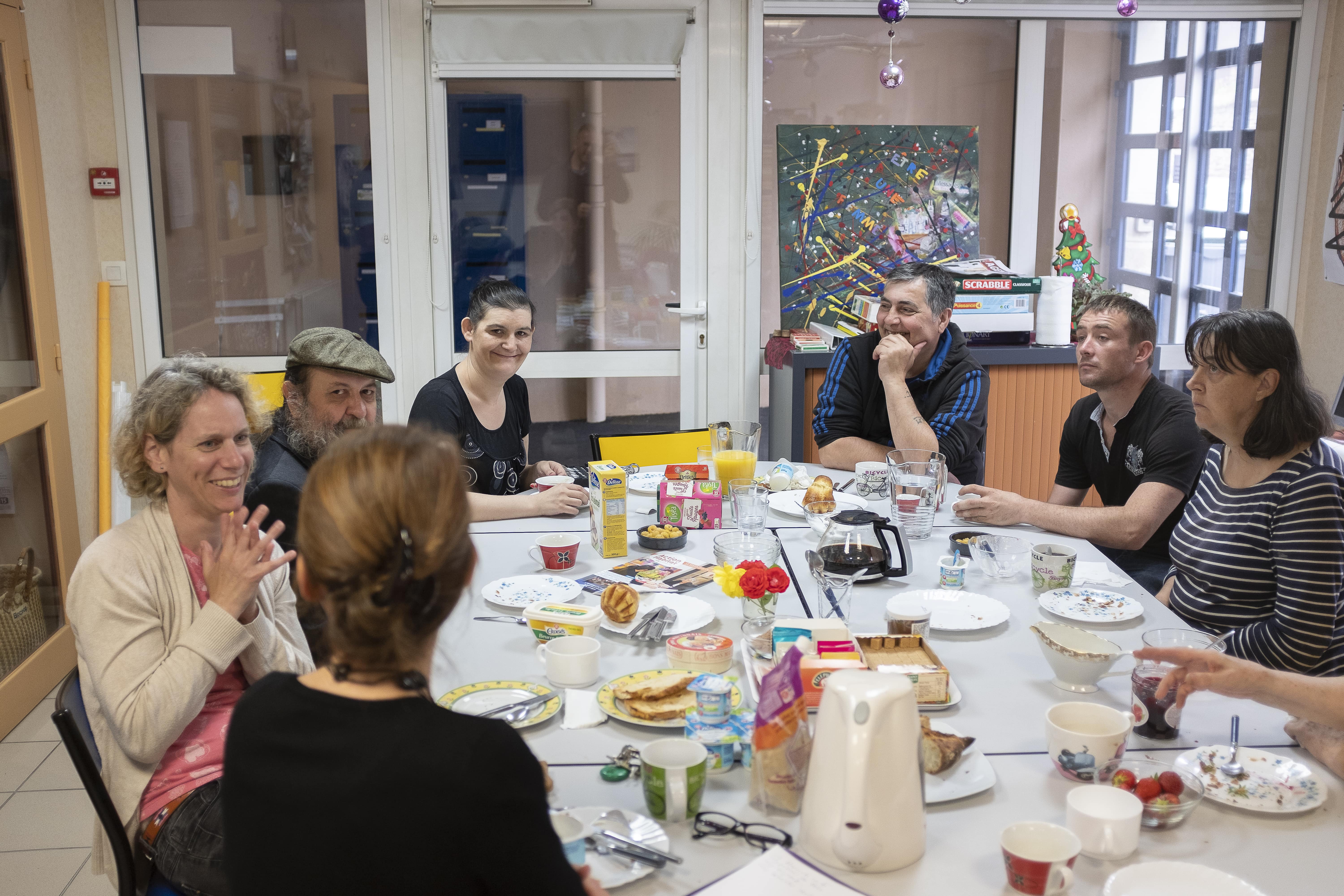 Repas dans un logement social accompagné